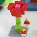 Bouw aan jezelf - foto van LEGO bloem en twee poppetjes